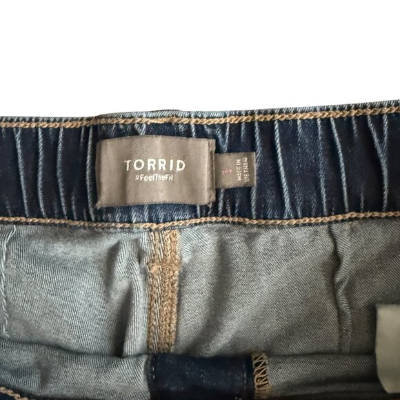Torrid Womens Weekend Mid Rise 3.5" Super Soft Denim Shorts Size 1 - Picture 3 of 6